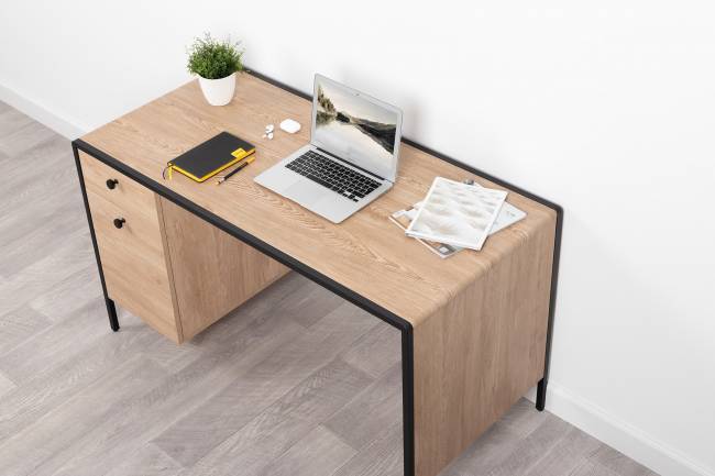 Стол письменный Брюс 12.157 цвет чёрный/Battle rock Santiago/столешница МДФ ель карпатская